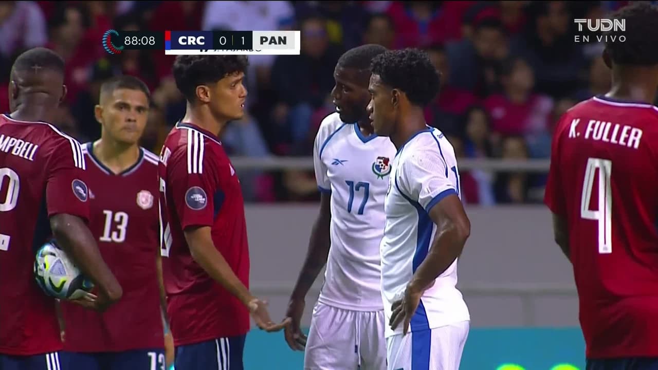 ¡Expulsión! El árbitro saca la roja directa a José Fajardo.