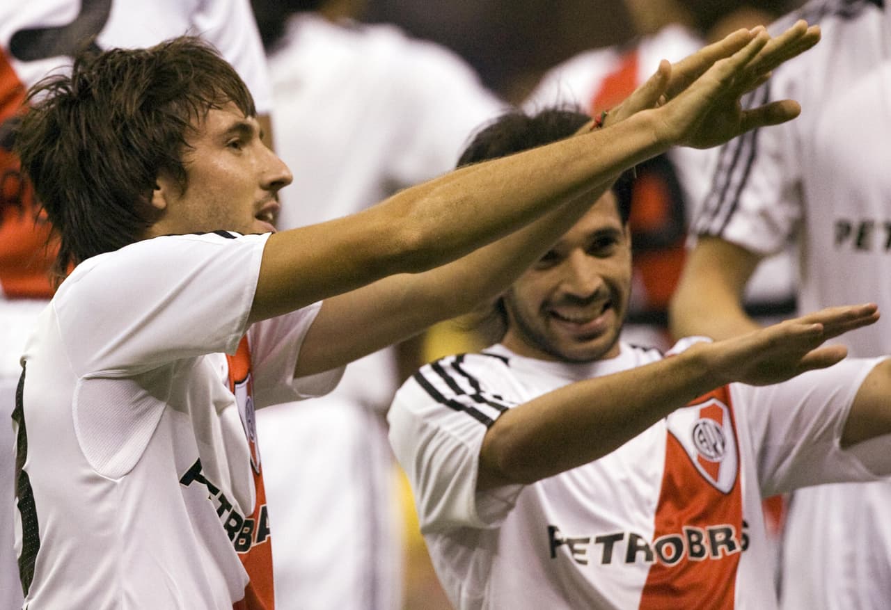 Los argentinos hicieron el 1-0 apenas al minuto cinco por conducto de Rodrigo Archubi: festejaron como 'El Cuauh'.