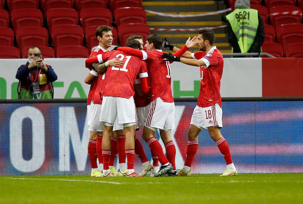 Croacia golea 0-3 en su visit a Chipre, Rusia vence en casa 1-0 a Eslovaquia y tenemos doble empate en el Republica Checa vs Gales (2-2) y en el Turquía Noruega (1-1).