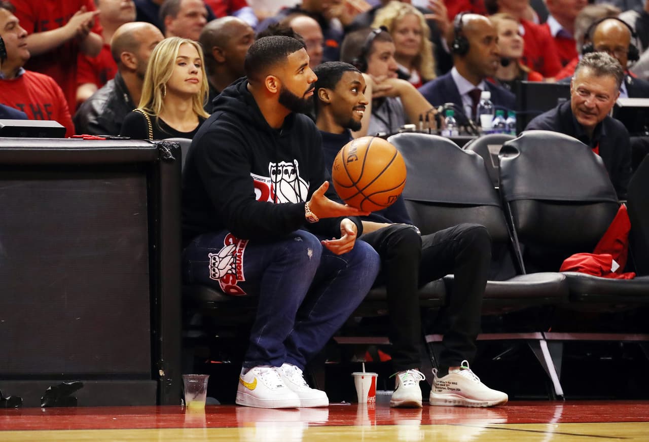 El rapero Drake, ferviente fanático de los Raptors, vivió con mucha pasión el Juego 4 de la Final de la Conferencia Este que dejó la serie igualada por 2-2. Los jugadas de Kyle Lowry, Kawhi Leonard, Serge Ibaka y Marc Gasol llevaron al artista a la emoción en el Scotiabank Arena. La ilusión por darle vuelta al global está más viva que nunca.
