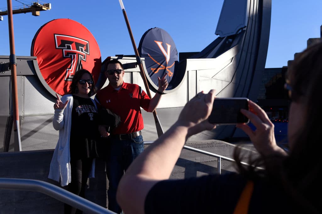 Un increíble ambiente el que se vivió dentro y fuera del US Bank Stadium previo al Juego por el Campeonato Nacional del básquetbol universitario entre los Texas Tech Red Raiders y los Virginia Cavaliers.
