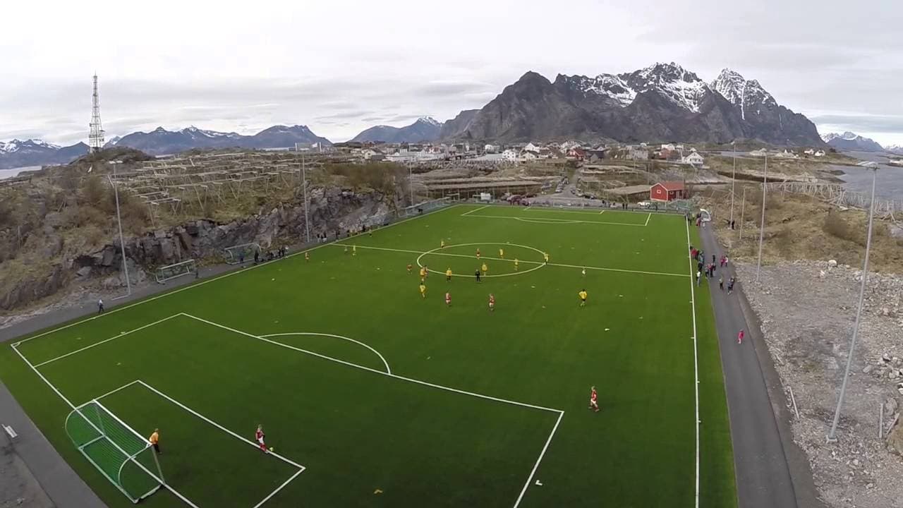 Henninsvaer F.C. Stadium (Noruega) - Está ubicado en el Círculo Polar Ártico y por eso cuenta con una vista espectacular.