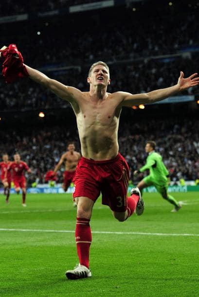 Por la selección alemana Bastian schweinsteiger nos presume su cuerpo bien formado a base de ejercicio y correr mucho.Más de ¡Golazo Extra!