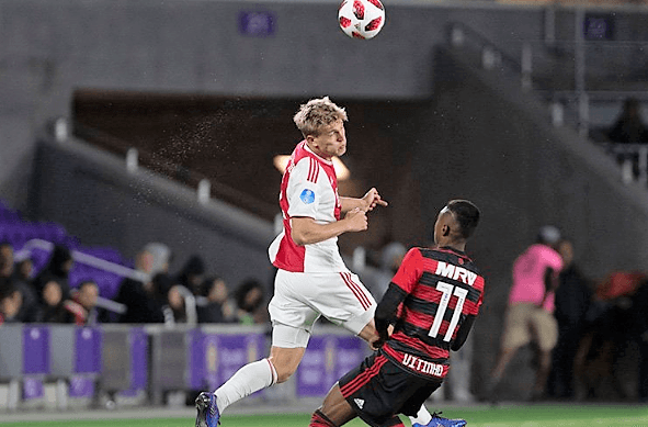 Por los holandeses Klaas Jan Huntelaar anotó el 1-0, mientras que el marroquí Zakaria Labyad puso el segundo tanto del Ajax. Por los brasileños el colombiano Fernando Uribe marcó en dos ocasiones.