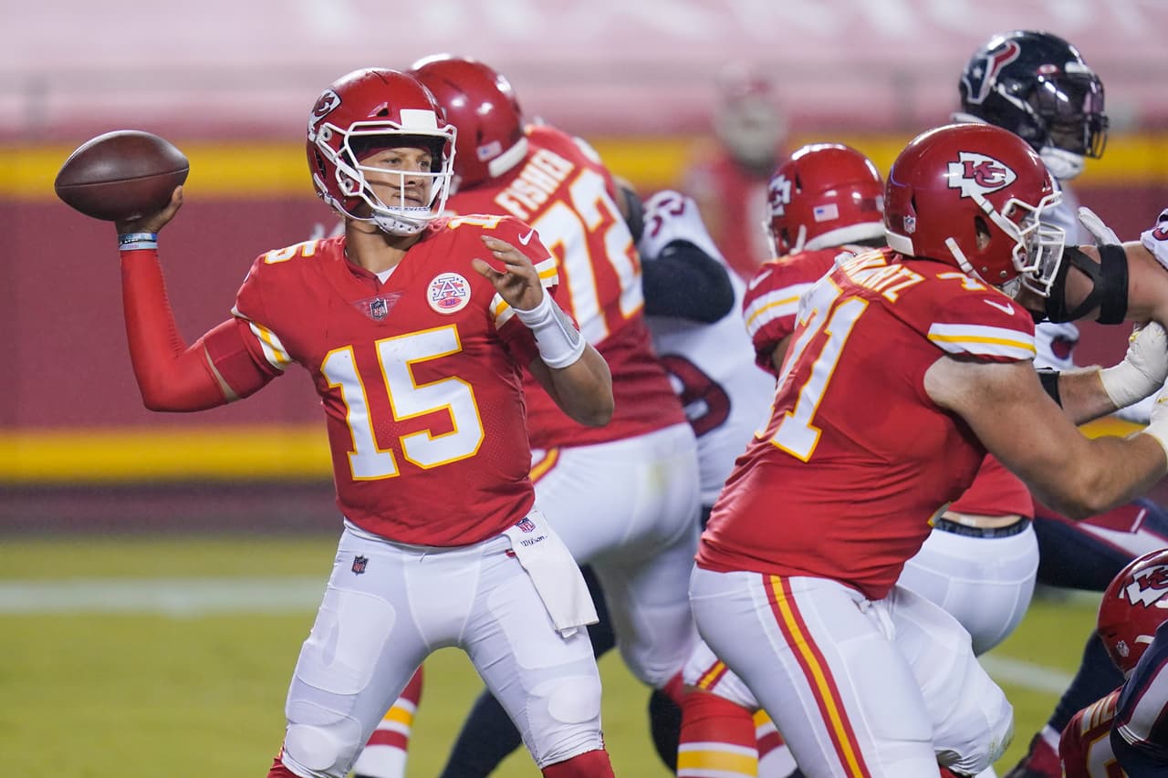 Patrick Mahomes continúa sin fallas y con Travis Kelce y Sammy Watkins esta destrozando a los Texans.