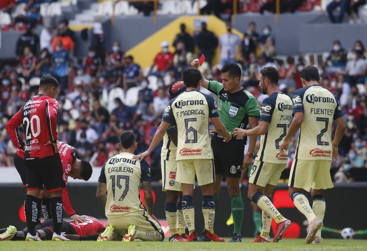 Con gol de Sebastián Córdova las Águilas del América se impusieron al Atlas que no supo aprovechar tener un hombre más en el segundo tiempo.