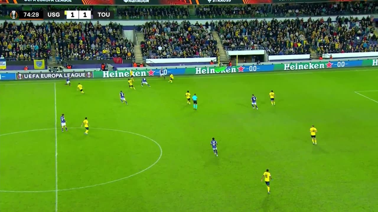 ¡TIRO ATAJADO! disparo por Mohammed Amoura.