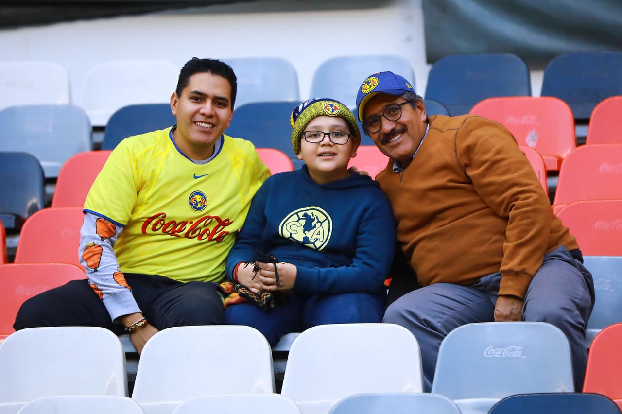 Los fanáticos del América dentro del Estadio Azteca antes del juego contra Pachuca.