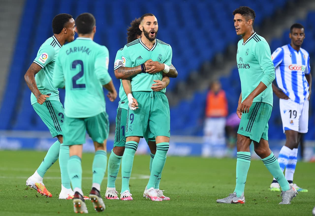 Real Madrid salió victorioso 1-2 de Anoeta y empató al Barcelona en puntos, pero asumió el liderato de LaLiga por la diferencia de golles. En medio de mucha polémica, así ganó el equipo madrileño.
