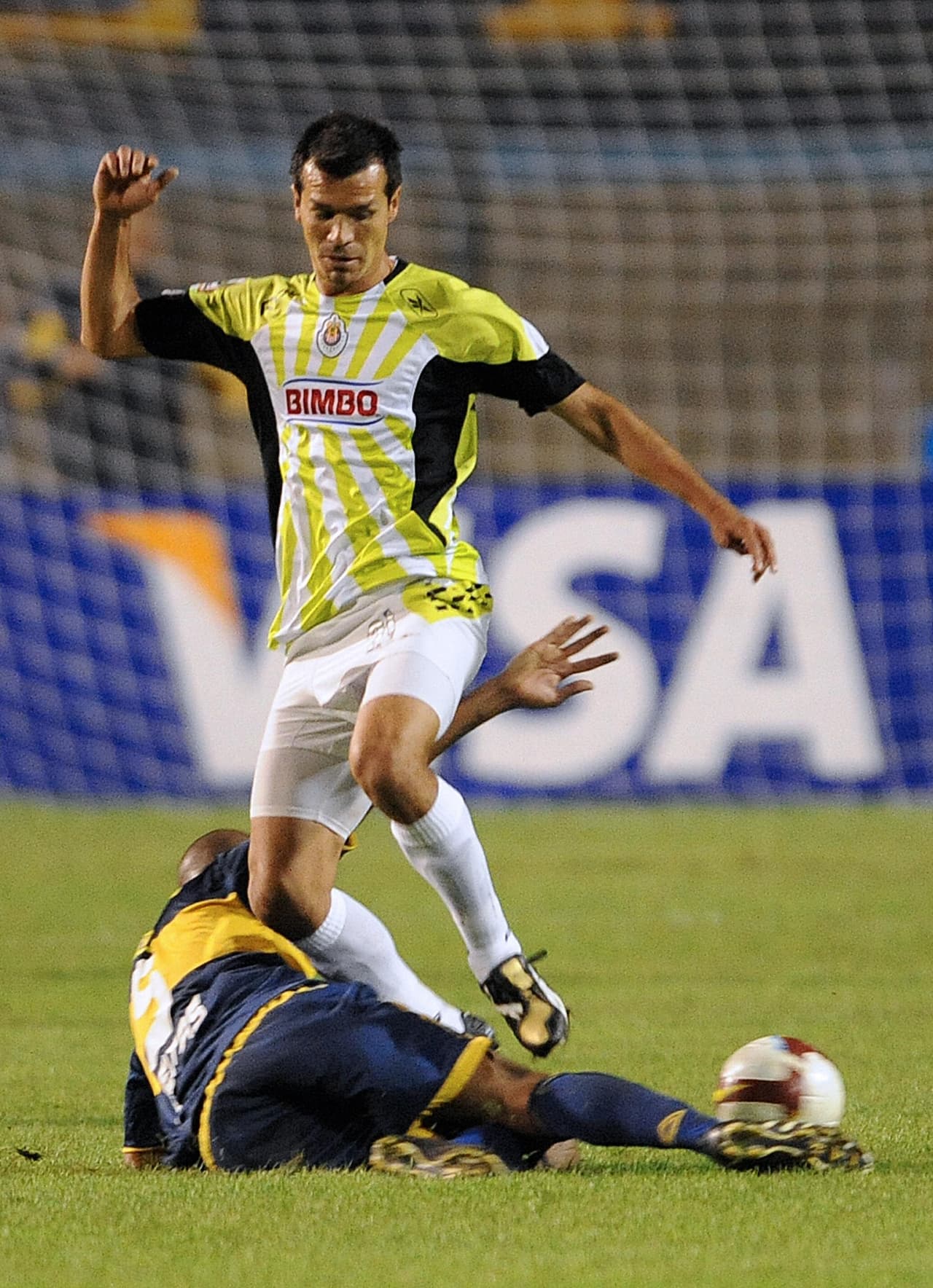 Jared Borgetti es el jugador más destacado que ha vestido la camiseta de ambos equipos. El actual goleador histórico del 'Tri' jugó en Atlas de 1994 a 1996 y en Chivas en 2009.