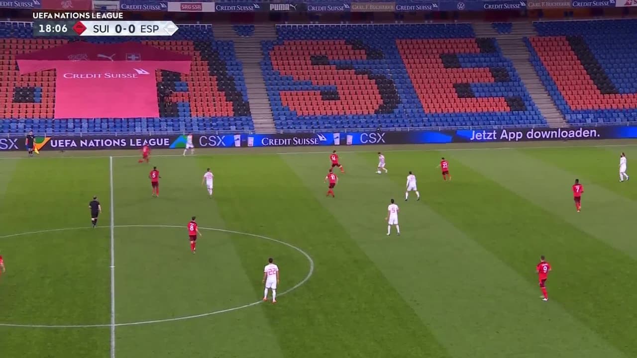 ¡TIRO ATAJADO! disparo por Xherdan Shaqiri.