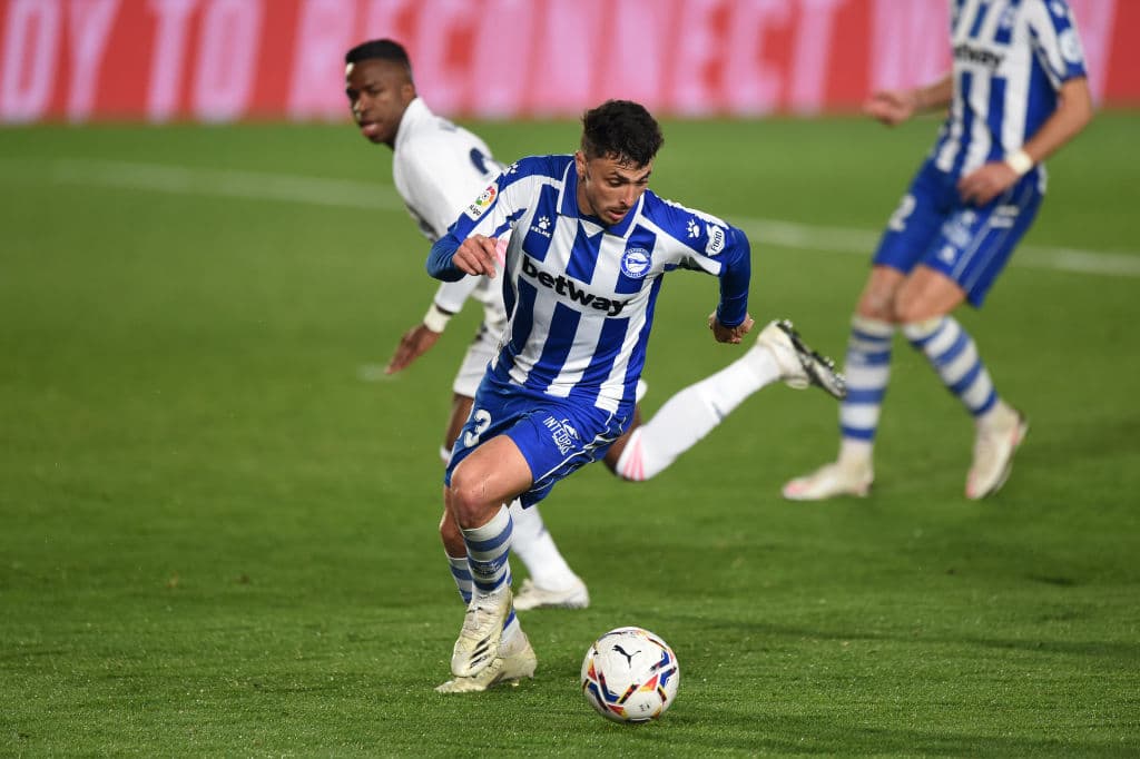 Los de Zidane fueron superados 1-2 en su décimo encuentro de la competición española. Lucas Pérez (5’) abrió el marcador para los visitantes y Joselu (49’) creció la diferencia. Casmiro (86’) descontó, pero no fue suficiente para evitar la derrota.