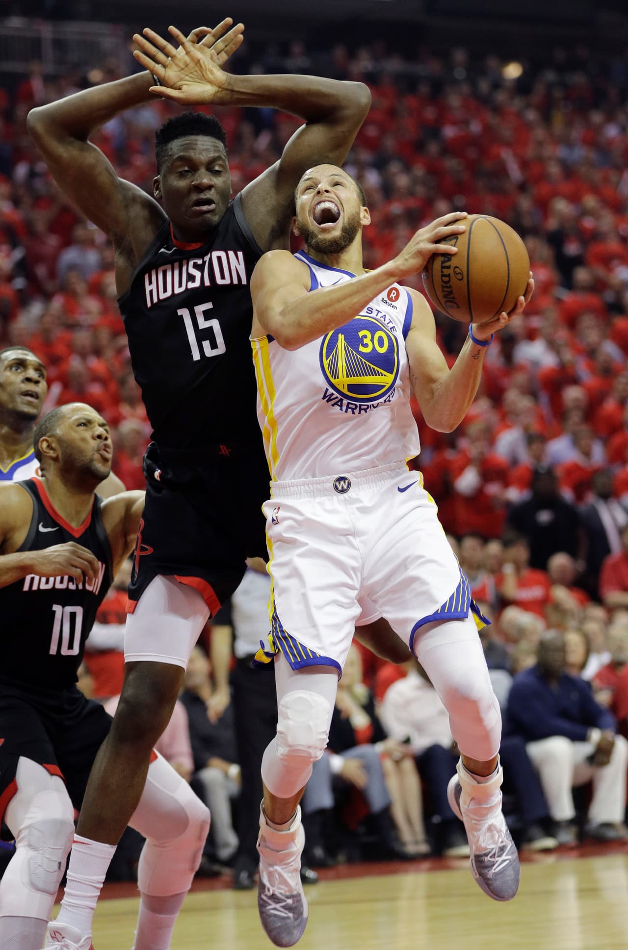 Curry no tuvo el desequilibrio que lo caracteriza y eso lo sintió más Golden State en el segundo cuarto. Por primera vez en su carrera encestó sólo un triple en partidos consecutivos en playoffs.