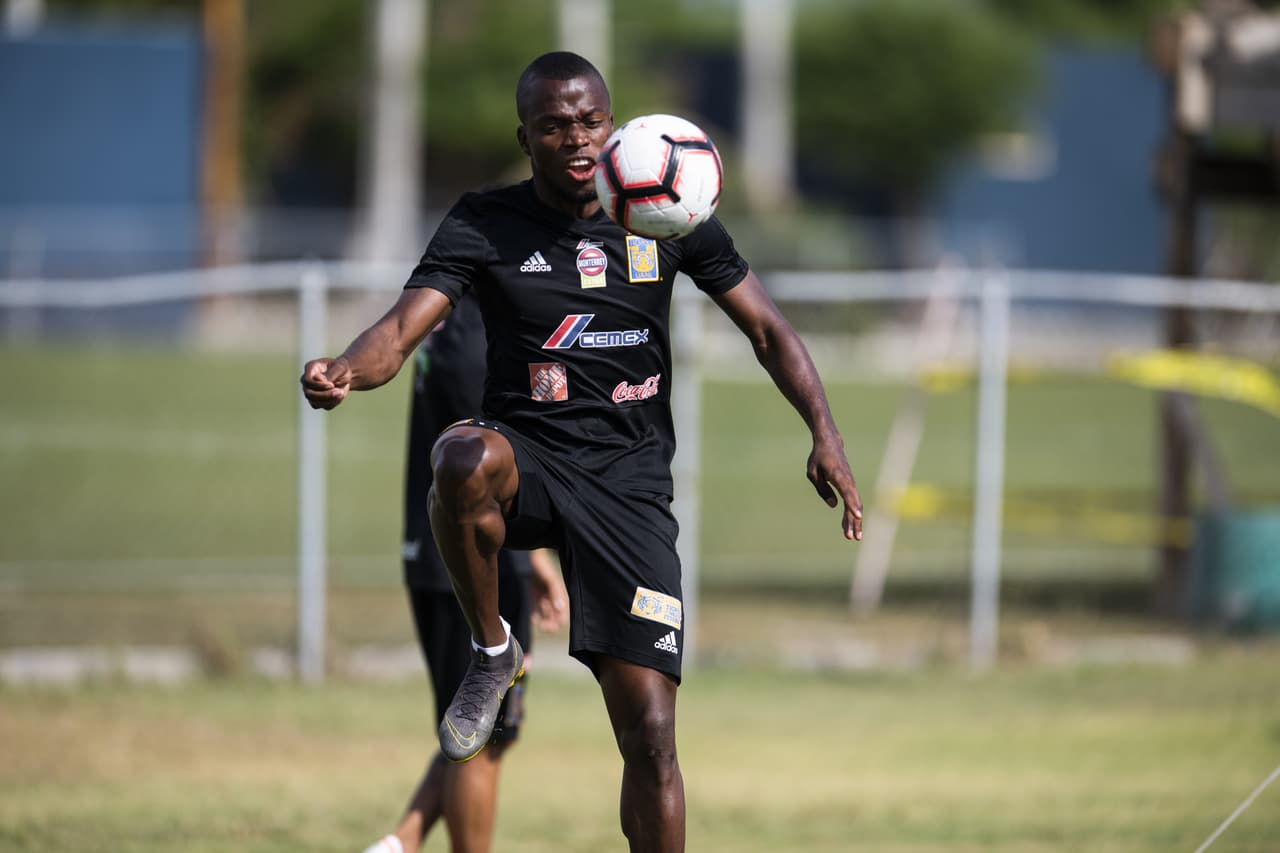 Tigres UANL ajusta detalles para el juego de ida de la Final de la Concacaf Champions League en un duelo contra Monterrey, su gran rival, frente al que busca su primer título internacional.