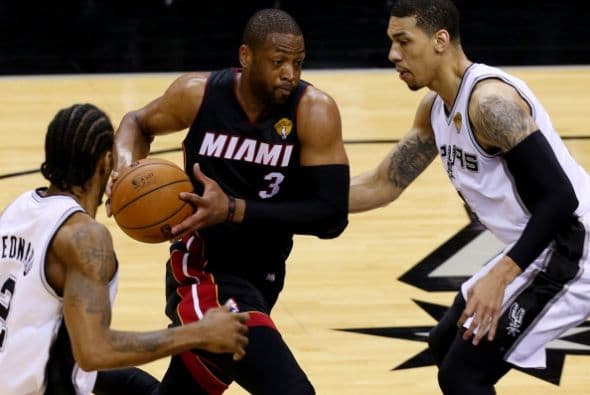 Todo o nada. Dispuestos a dejar la vida en la cancha San Antonio fue por su quinto campeonato mientras Miami buscaba salir de la mala racha 3-1 pese a que ningún equipo en la historia lo había logrado en una final. San Antonio apaleó a Miami.          