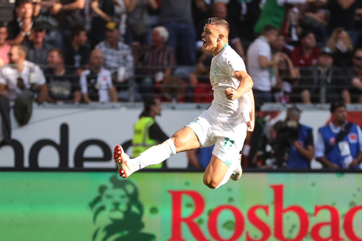 Milot Rashica celebra el gol que significa para el Werder Bremen sumar su primera victoria de la temporada.