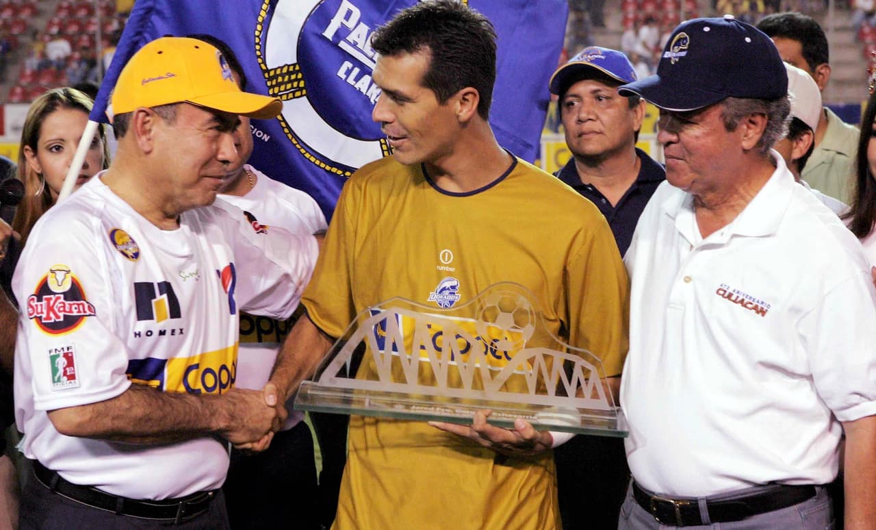 En 2004 jugaría 14 partidos con el equipo, entonces en Primera, de los Dorados de Sinaloa, estado en el que nació Borgetti. Anotó ocho goles esa temporada.
