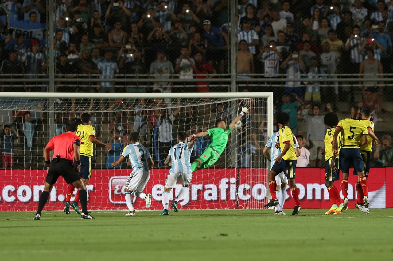 El primer gol llegó con un tiro libre al minuto 10 de Lionel Messi, imposible para el arquero David Ospina.