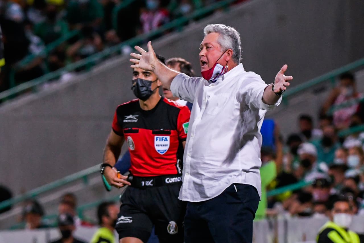 Victor Manuel Vucetich reclamó una supuesta mano que le hubiese concedido un penal a su escuadra.