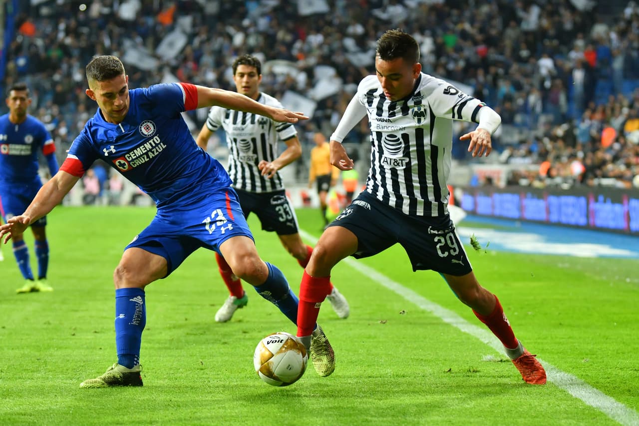 El joven Carlos Rodríguez (der) luchando por el esférico en territorio ofensivo ante la marcación de Iván Marcone, los Rayados tomaron un segundo aire en la parte complementaria.