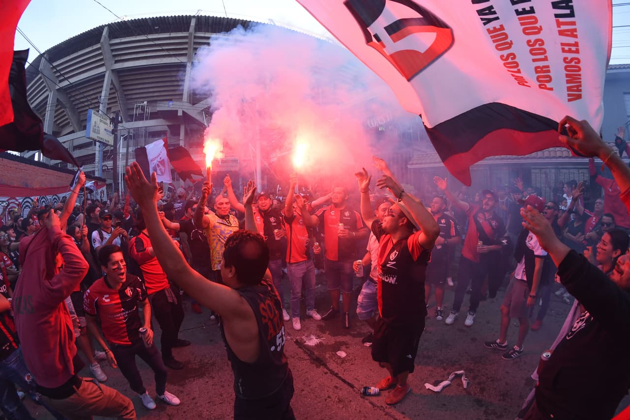 ¡Qué ambientazo! Los seguidores del Atlas se dieron cita en las inmediaciones del Estadio Jalisco desde muchas horas antes de que diera inicio el partido con el fin de alentar en busca de la remontada del título.