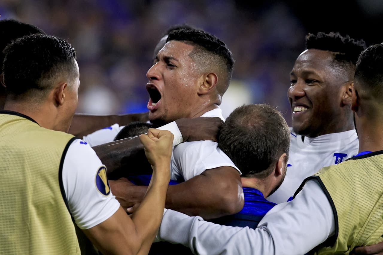 Y apenas habiendo entrado de cambio segundos atrás, el jugador del Celtic, Emilio Izaguirre, marcó el 4-0 a los 90 minutos, ya con una oncena salvadoreña completamente desordenada y desmotivada. Honduras y El Salvador se van eliminados.