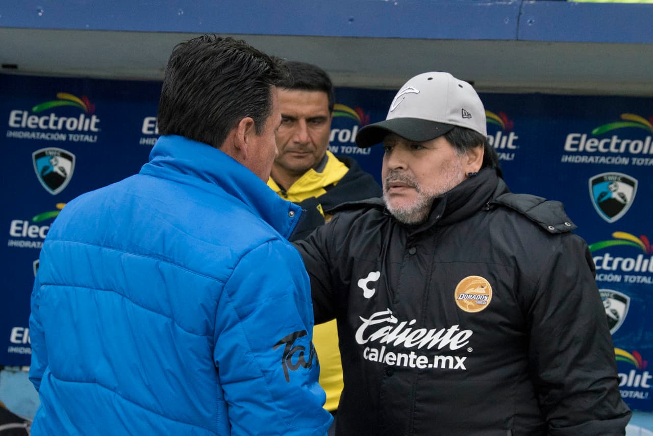 El saludo de Diego Maradona fue con Mario García, director tecnico de Tampico Madero, rival en la Jornada 12 del Ascenso MX.