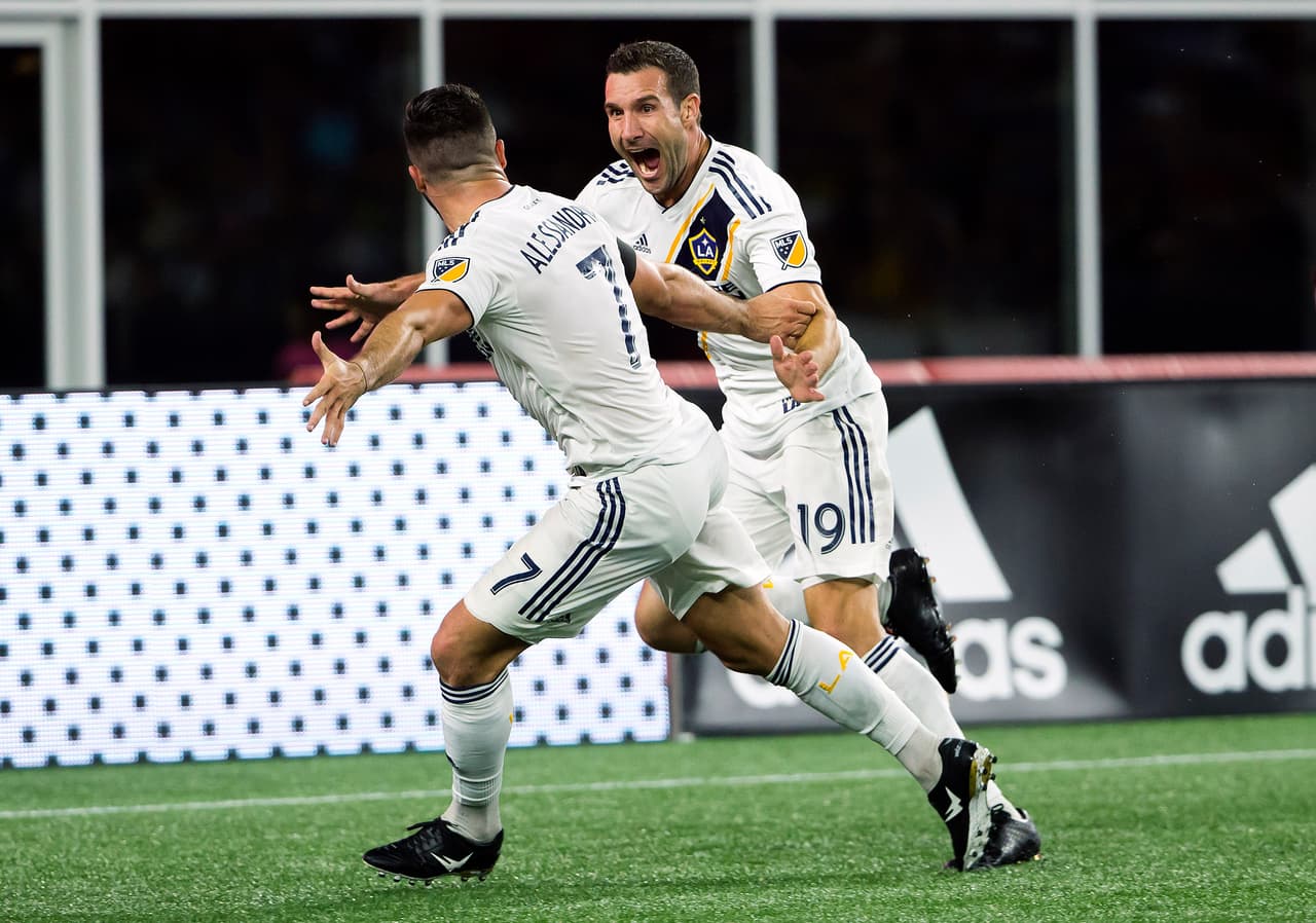 LA Galaxy logra el milagro en los descuentos para vencer al New England Revolution