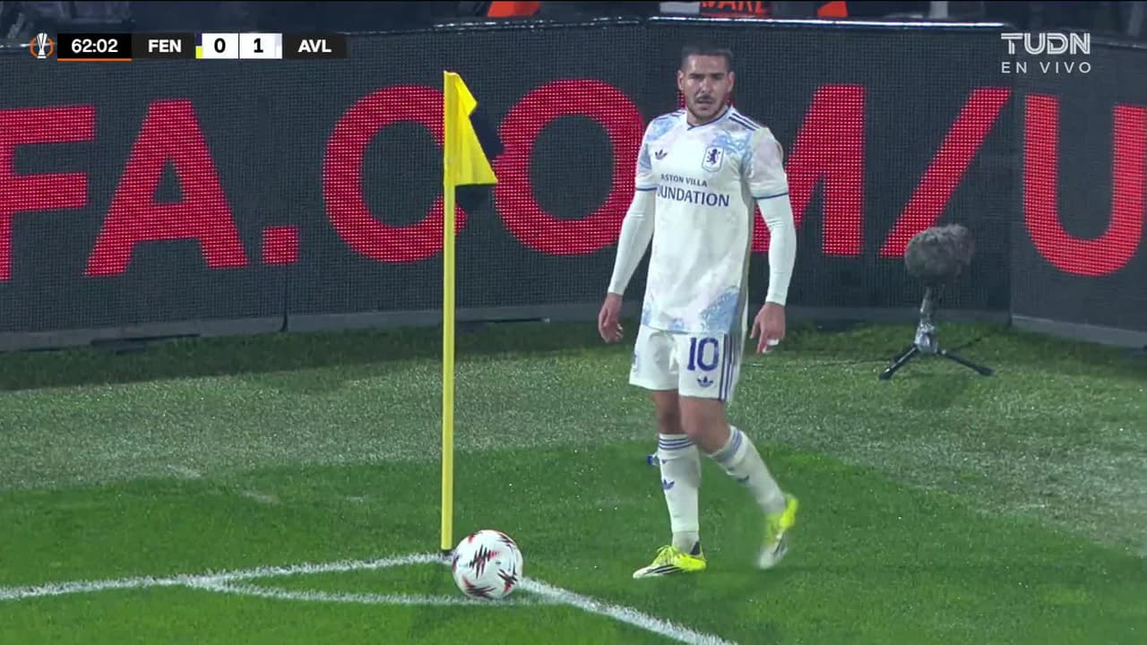 ¡CERCA! Matty Cash disparó que se estrella en el poste.