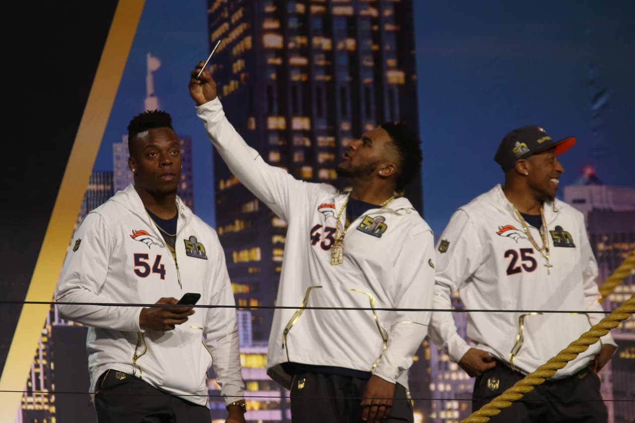 Los jugadores de los Denver Broncos se mostraron relajados durante el Opening Night previo al Super Bowl 50, he aquí sus mejores imágenes.