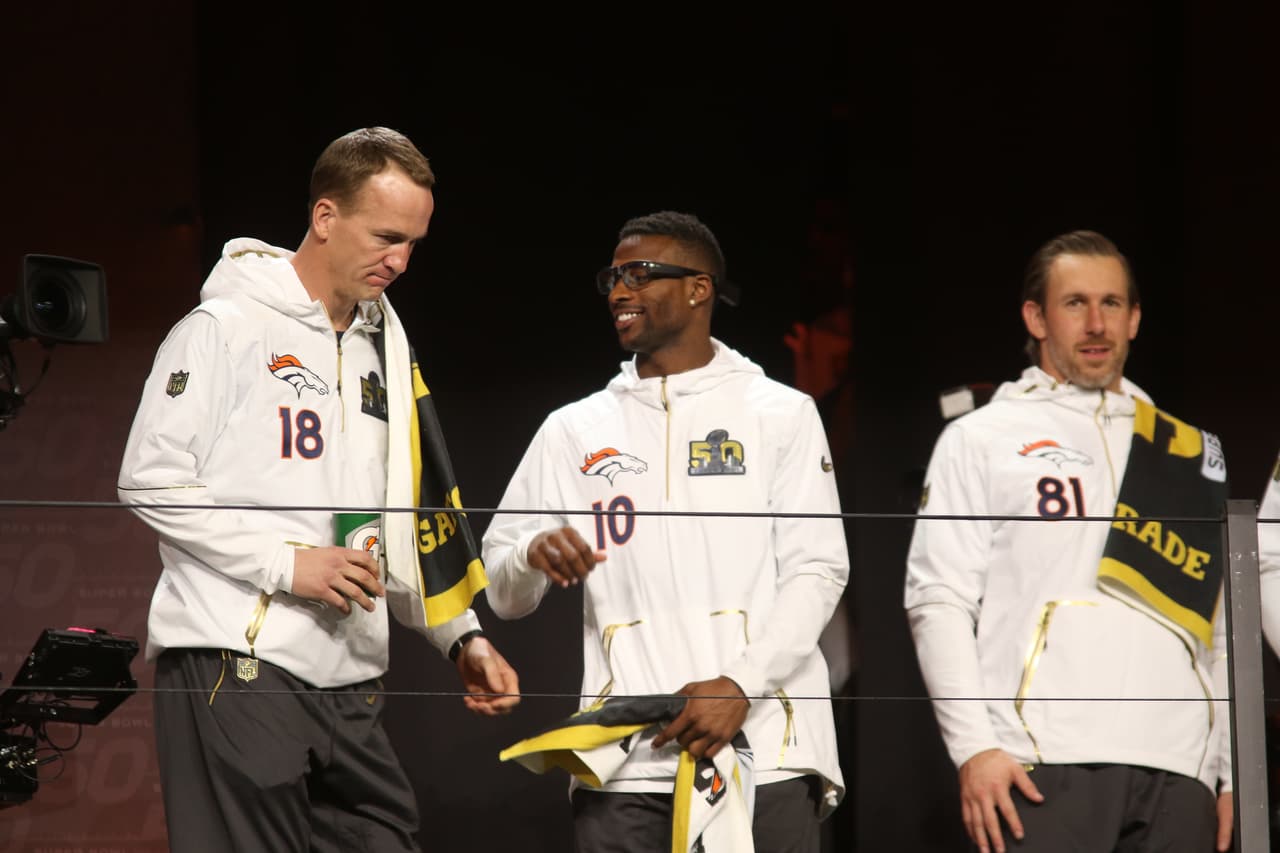 Los jugadores de los Denver Broncos se mostraron relajados durante el Opening Night previo al Super Bowl 50, he aquí sus mejores imágenes.