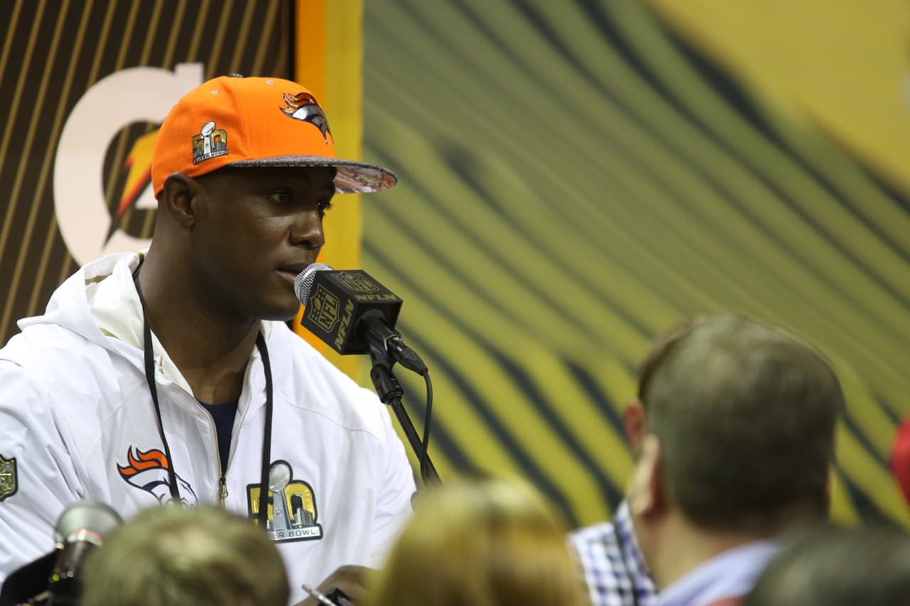 Los jugadores de los Denver Broncos se mostraron relajados durante el Opening Night previo al Super Bowl 50, he aquí sus mejores imágenes.