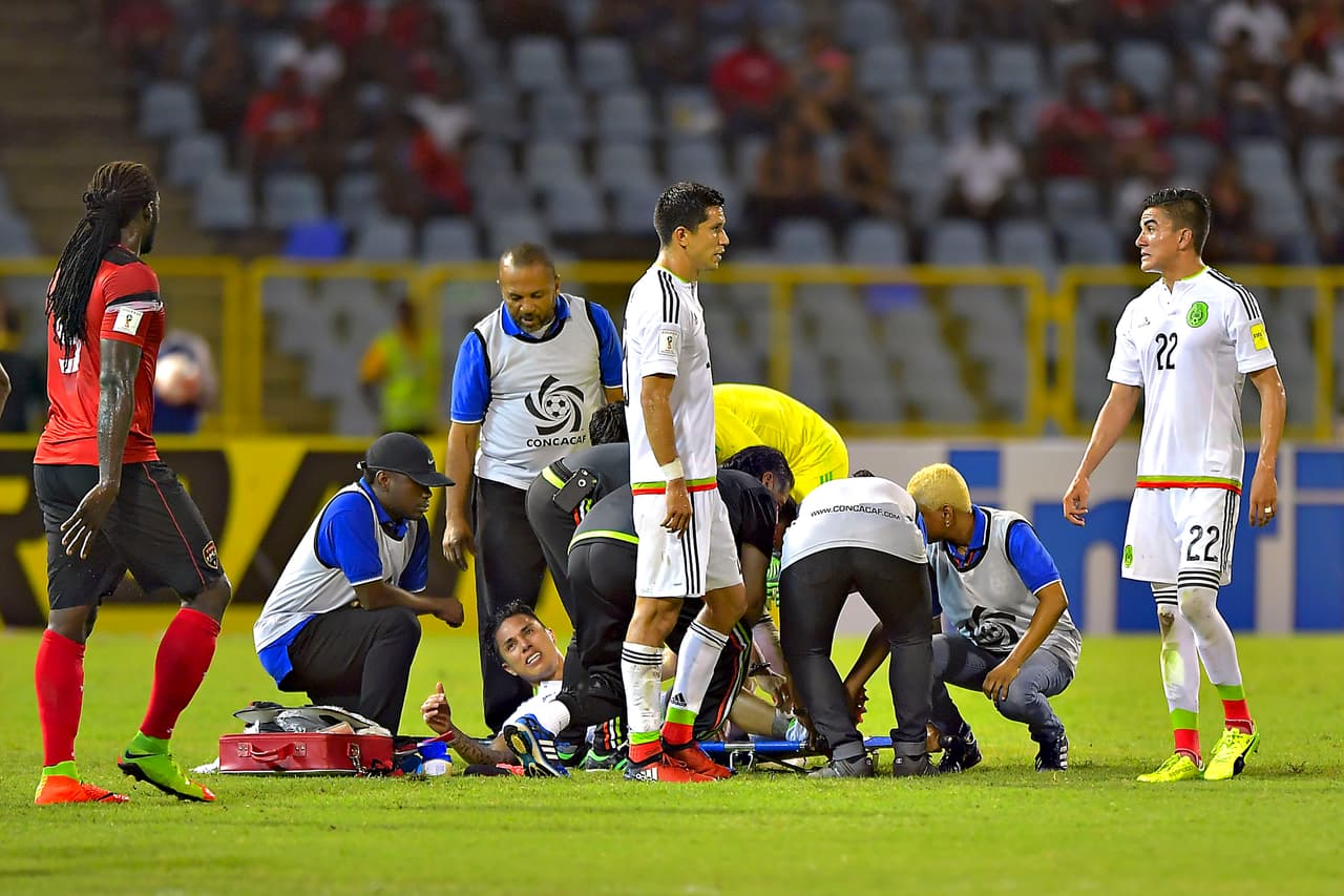 Fueron varios los conatos de bronca que se dieron durante el juego. Aquí vemos a Carlos Salcedo en camilla tras una dura falta.