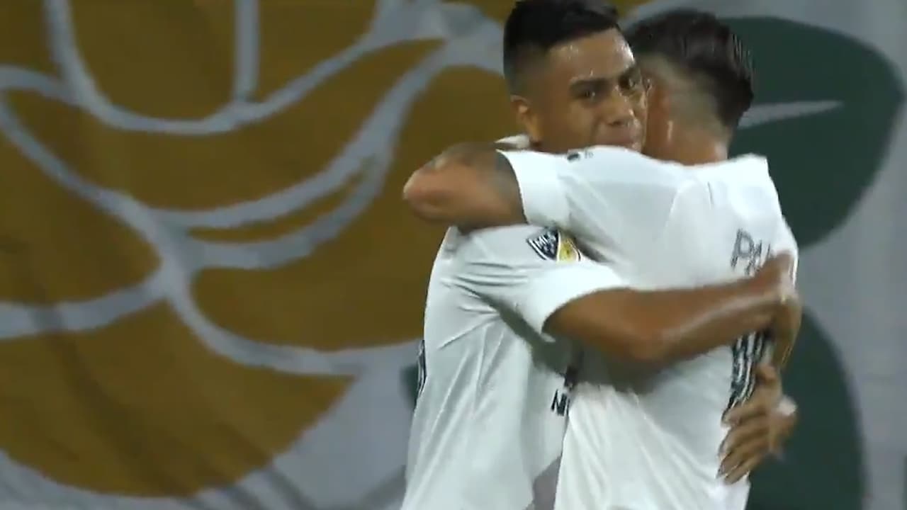 ¡Grítalo Efraín! El mexicano Álvarez marcó golazo para LA Galaxy
