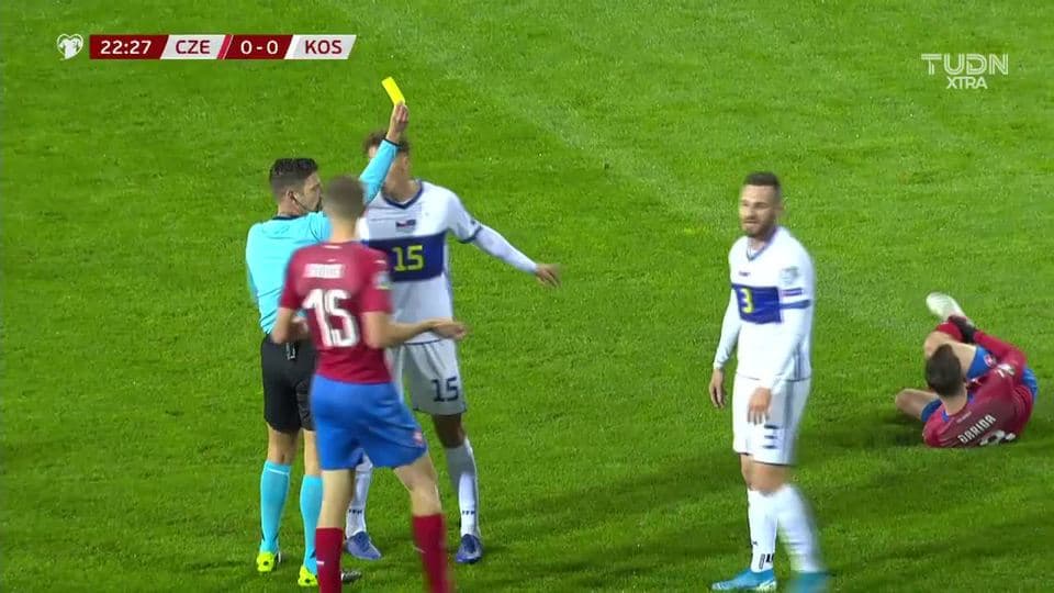 Tarjeta amarilla. El árbitro amonesta a Fidan Aliti de Kosovo