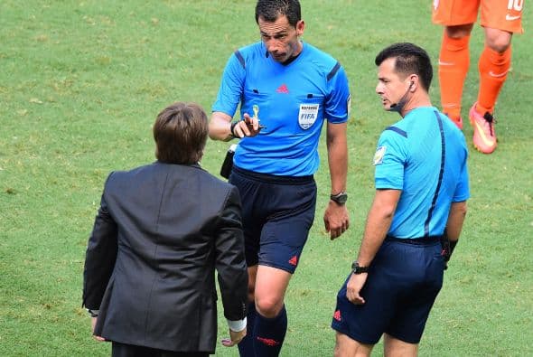 Anterior a esto el “Piojo” intercambió empujones con el holandés Robin Van Persie al finalizar el encuentro de octavos de final en el que México perdió 2-1 con la ‘Naranja Mecánica’ con el polémico y comentado penal sobre Arjen Robben.