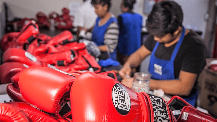 Pero debido a los golpes que recibió, Don Alberto decidió no contonuar en el boxeo pero se inspiró en crear unos guantes que protegieran más a los peleadores.