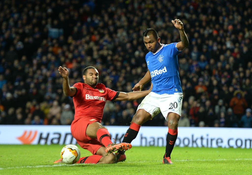 Jonathan Tah se barre de manera oportuna y evita que el delantero de Rangers Alfredo Morelos saque el disparo a puerta.