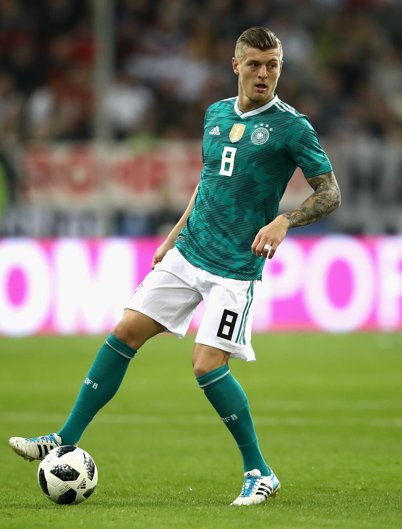 8-
<b>Toni Kroos (8).</b> La figura alemana. Venía saliendo de una lesión y la verdad es que no se le notó. Como siempre, el volante mixto por excelencia. Bien en la recuperación y genial como pasador. Su pegada lastimó a España, tanto en pelota parada como en movimiento.