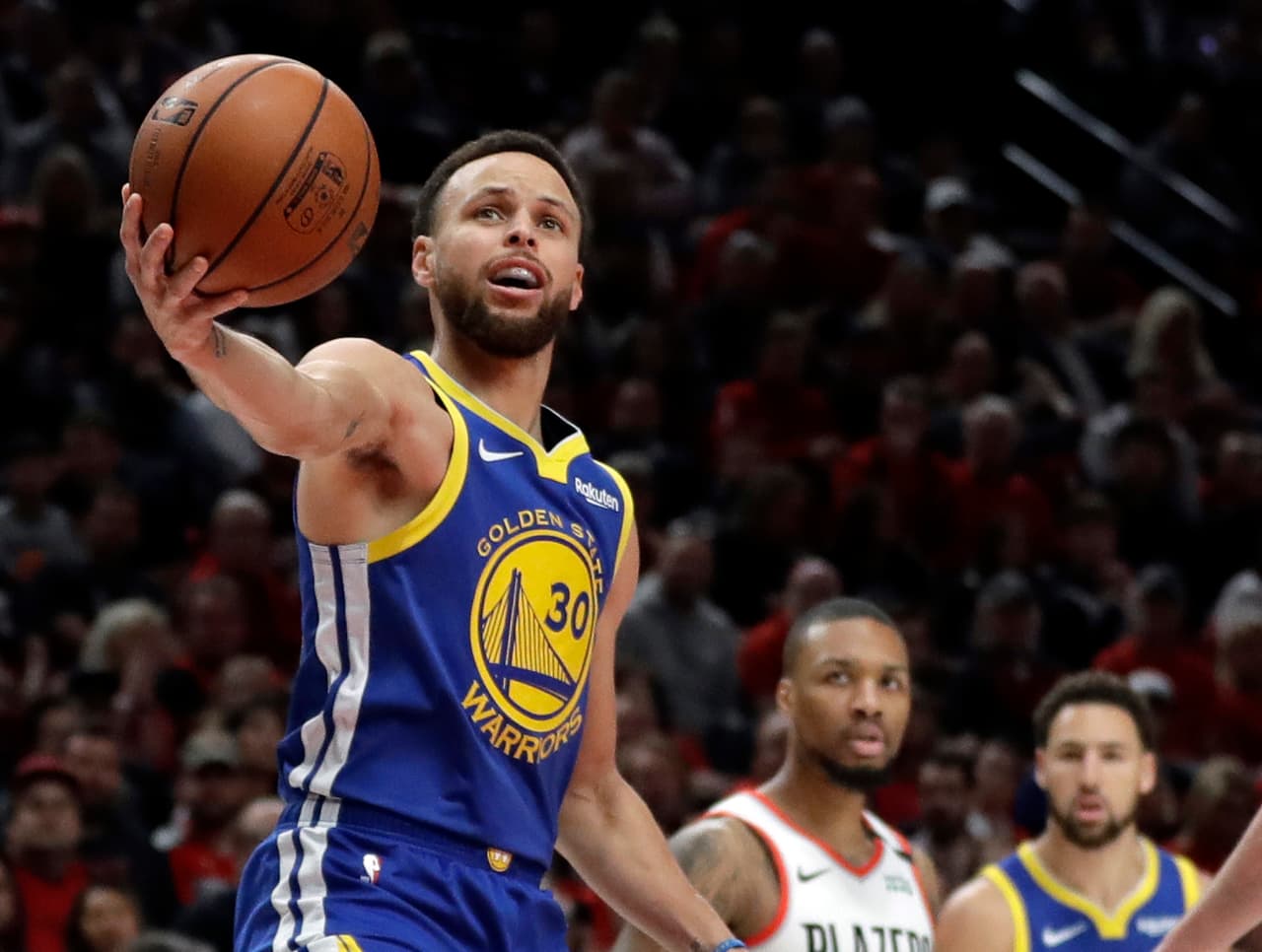Curry tuvo una noche de gran eficacia en tiros de larga distancia al encestar siete triples en 16 intentos y en general metió 11 de 25 lanzamientos a la canasta.