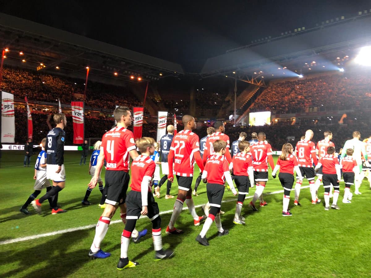 Con 39 puntos, fruto de 13 victorias, el PSV Eindhoven domina de forma invicta y sin oposición cercana en la Eredivisie.