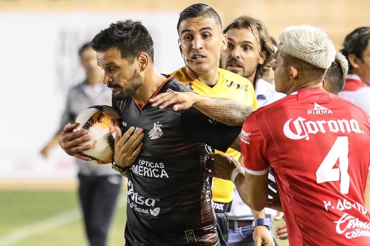 Pero minutos después el partido se descompuso. El uruguayo Gonzalo Malán retenía el balón y no lo quería soltar tras el cobro de una falta en favor de Mineros y Heriberto Aguayo se lo quería quitar.