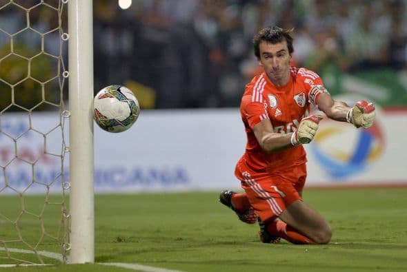 Los millonarios tuvieron la suerte de su lado y para prueba esta imagen donde Marcelo Barovero vio como se salvaba del gol gracias al poste.