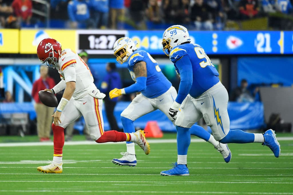 Los Angeles Chargers no saben aprovechar la localía y caen 34-28 frente a los Kansas City Chiefs.