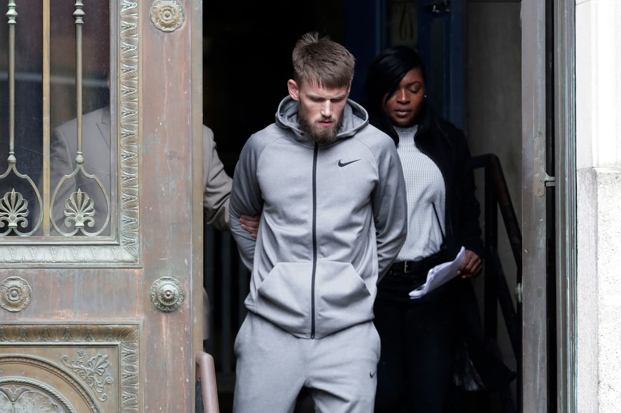 Junto a él fue llevado Cien Cowley, también peleador de artes marciales mixtas y amigo, quien fue detenido por el mismo incidente.