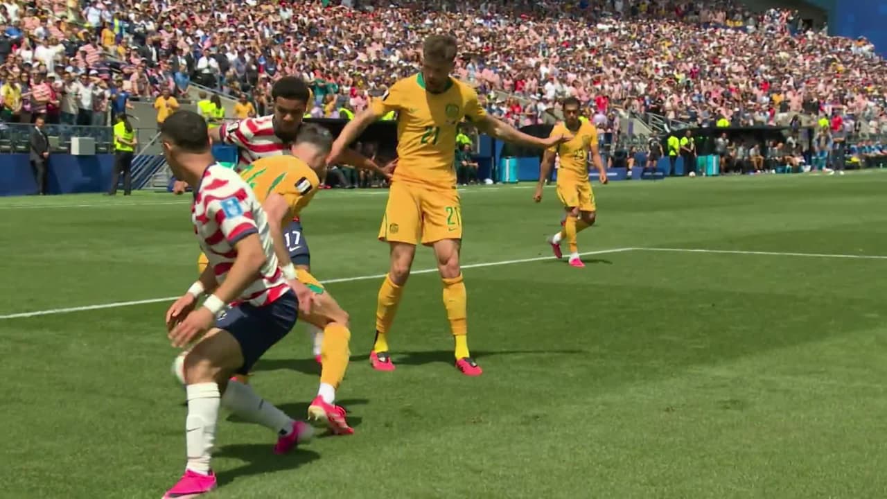 ¡GOL!  anota para Estados Unidos. Alex Freeman