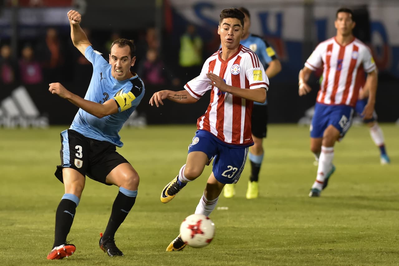 Diego Godín salvó a Uruguay de último minuto con una barrida a disparo de Miguel Almirón.
