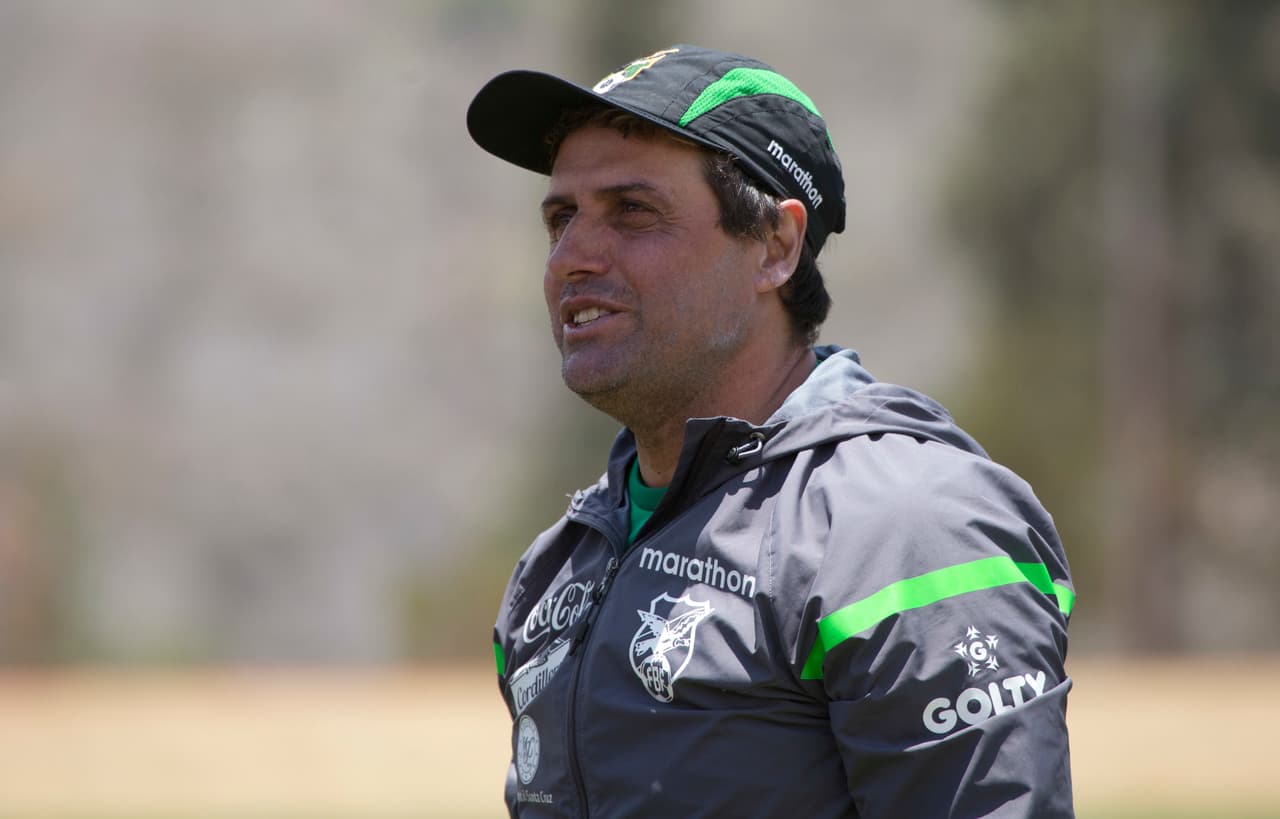 En su época como futbolista también estuvo rodeado por figuras de la talla de Diego Maradona, con quien compartió en la preselección Sub-20 de Argentina, aunque no fue al Mundial de 1979.