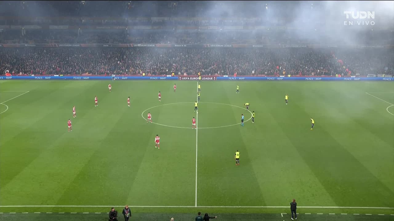 Arranca el partido y la pelota está en juego.