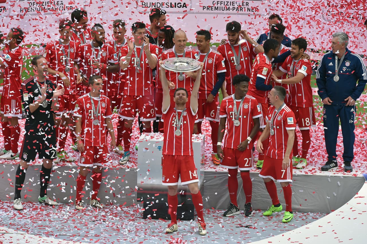 Y al final la fiesta del campeón de la Bundesliga con el trofeo del título y fiesta en el Allianz Arena, ante casi 75 mil espectadores.